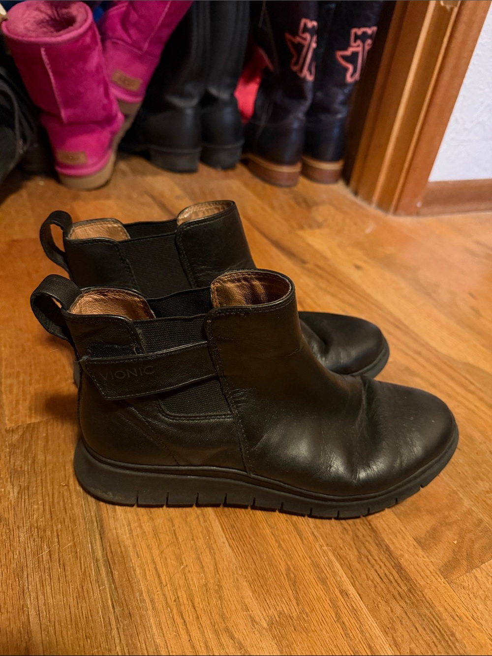 Vionic Black Leather Chelsea Boots